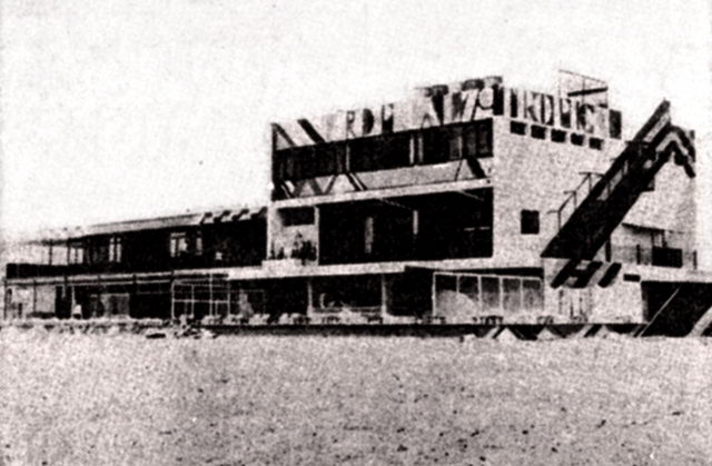 Fotografia de la Discoteca Tropical de Gav Mar vista des de la platja de Gav Mar (1972)